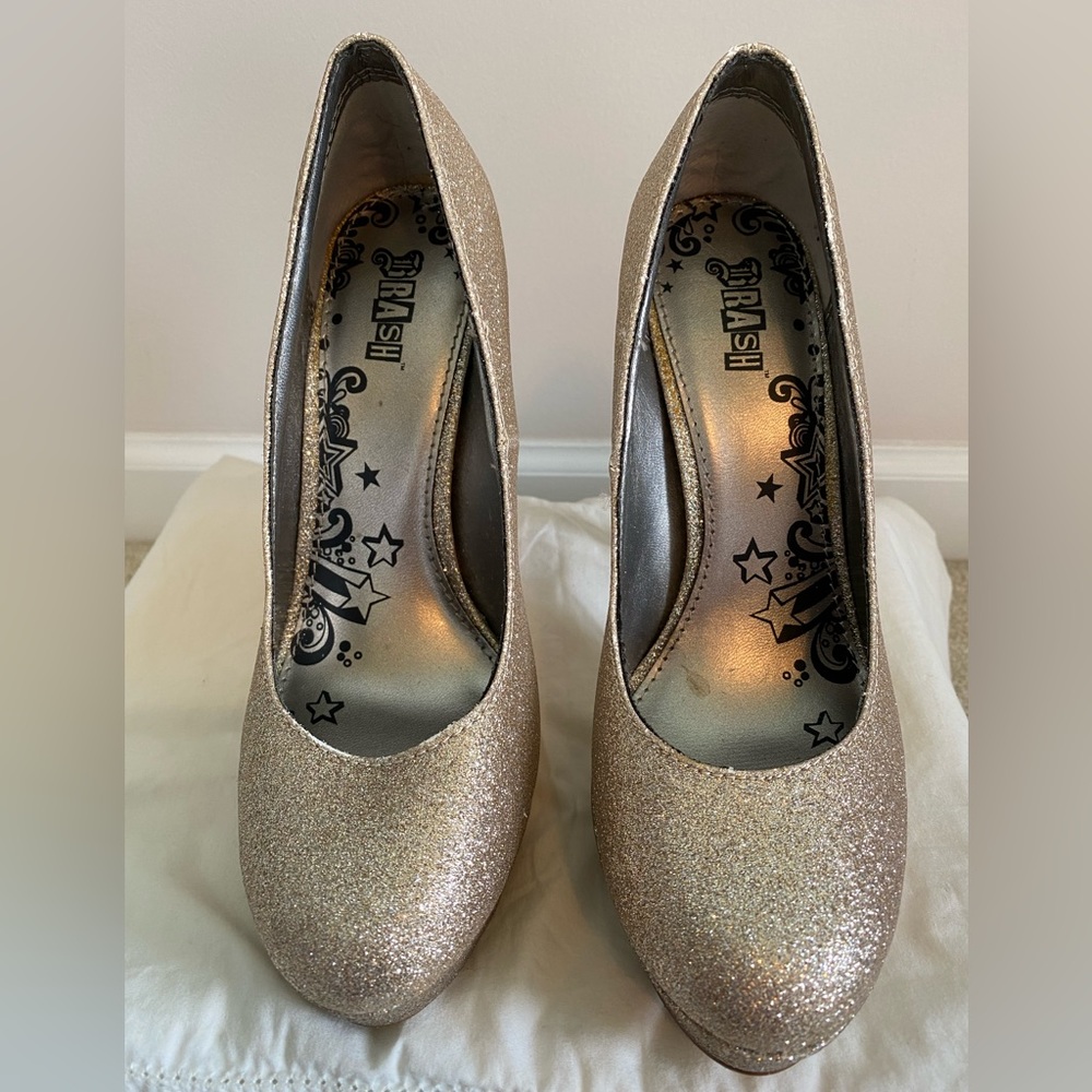 Brash gold glitter heel size 7w never worn, NEW
